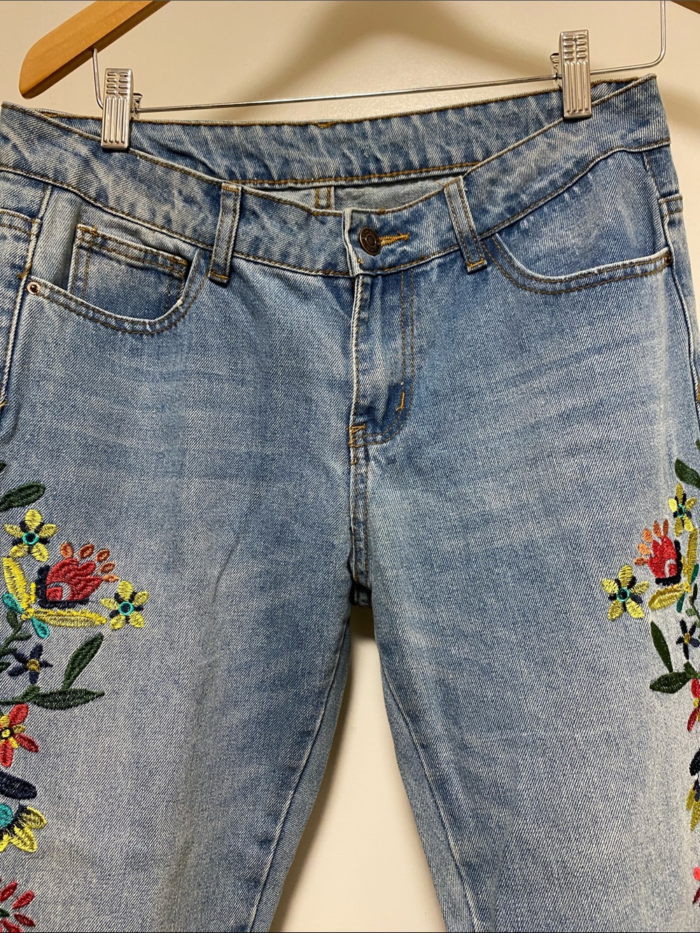 Zara Light Blue Straight-Leg Jeans with Floral Side Embroidery - Picture 2 of 14